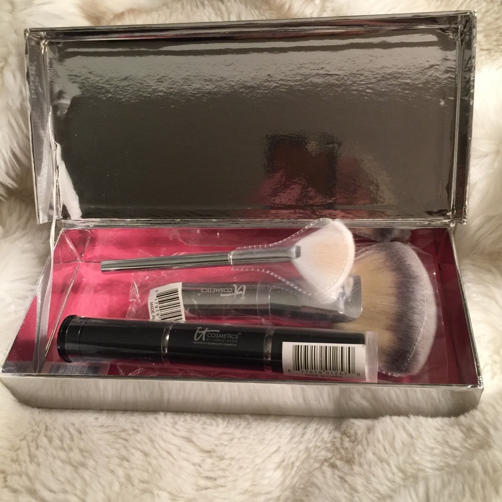 New It Cosmetics Brush Set in Box